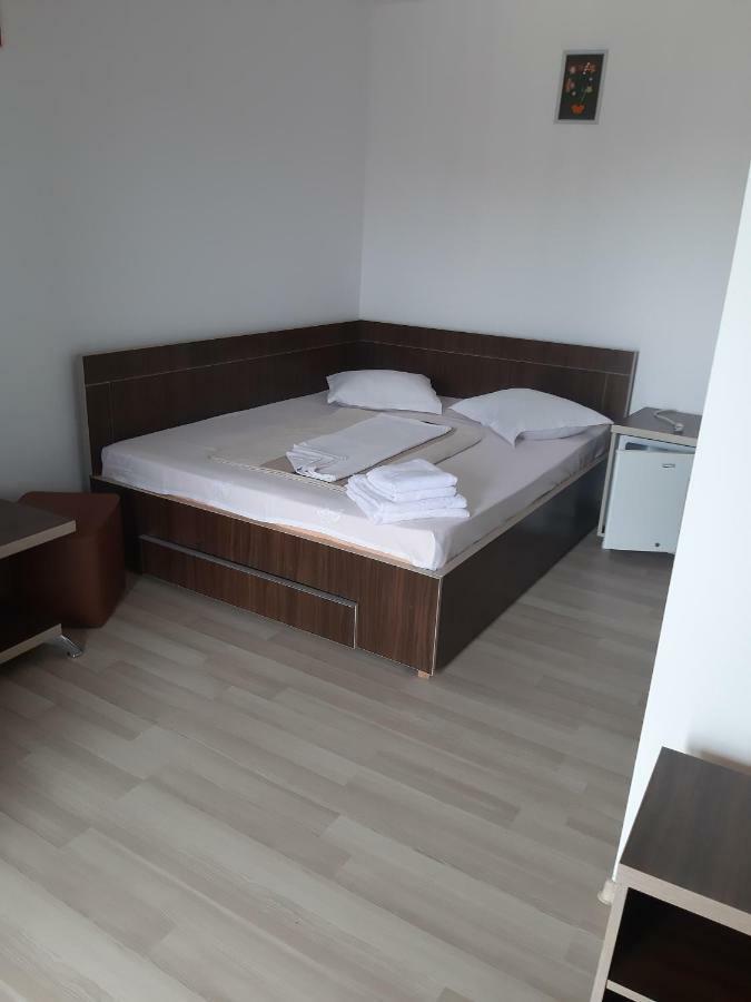 La Babusca Hotel Două Mai Buitenkant foto